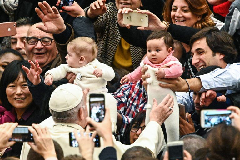 Paavst Franciscus õnnistamas avalikul audientsil lapsi