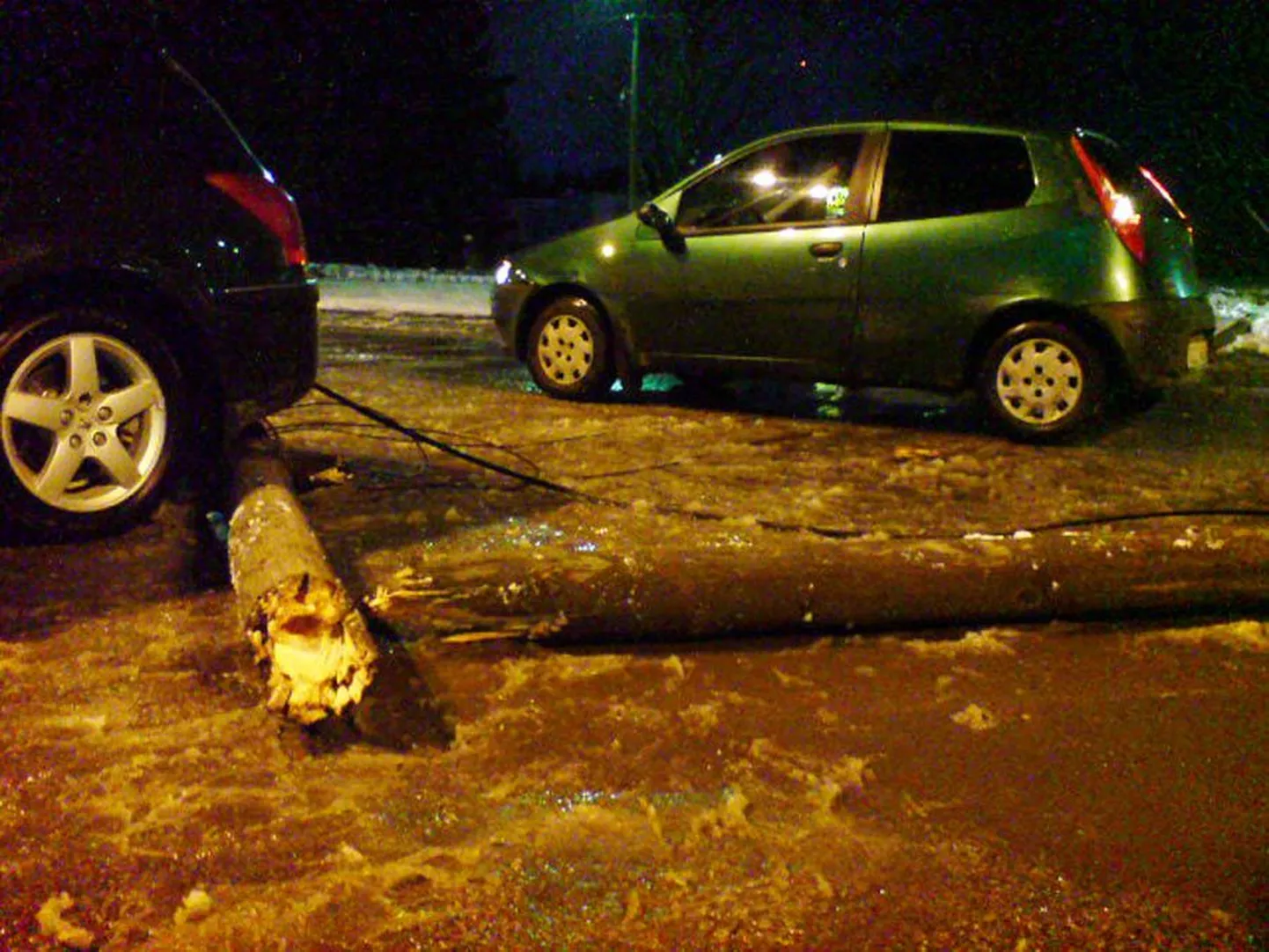 Enda järel liini ja poste lohistav veok vigastades kaht parklas seisvat väikeautot.