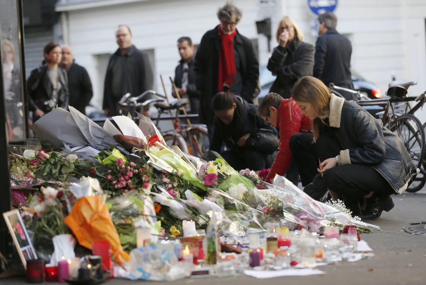Küünalde ja lillede meri Rue de Charonne'il Pariisis.