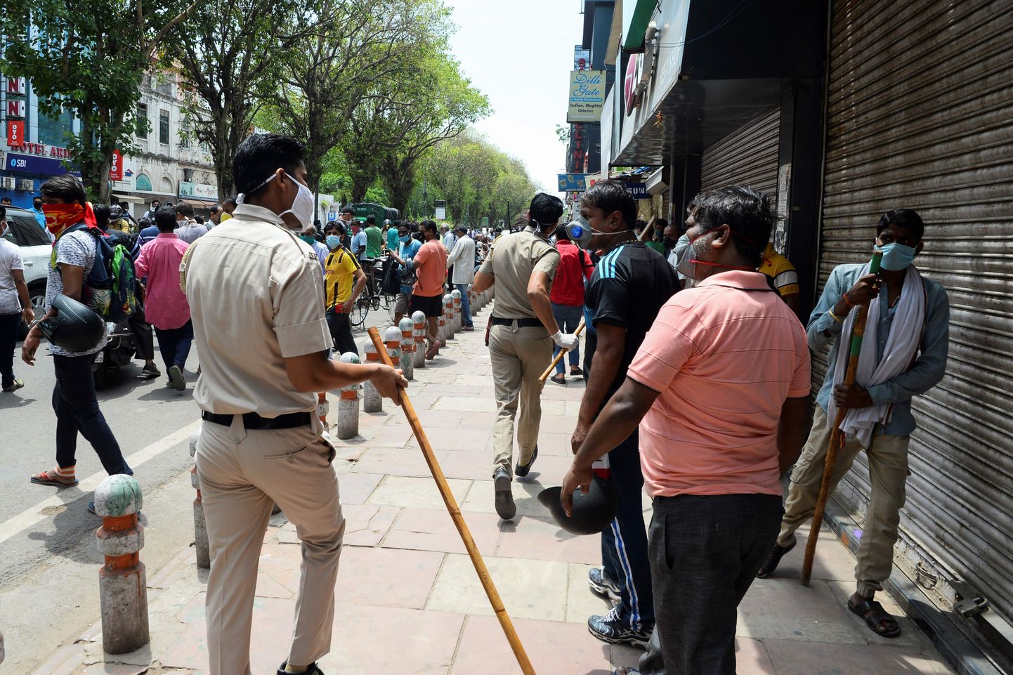 India politsei ajas täna nuiadega laiali Delhis alkoholipoe juurde kogunenud rahvast.