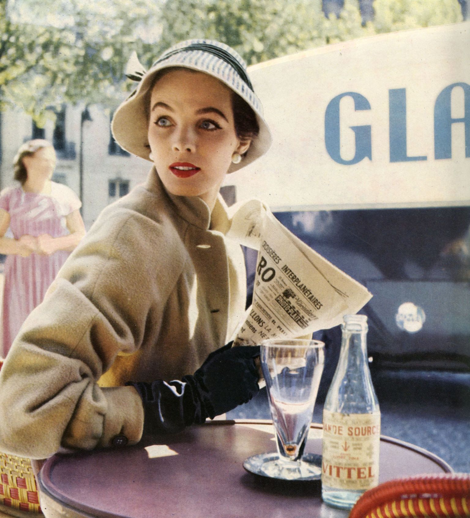 Pariisitar Pariisi kohvikus aastal 1953.