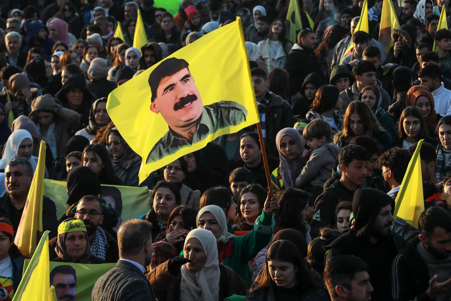 Süüria kurdid kogunesid neljapäeval Qamishli linnas kuulama Kurdistani Töölispartei (PKK) vangistatud juhi (kujutatud lipul) teadet, milles ta kutsus rühmitust laiali minema. 27. veebruar 2025.