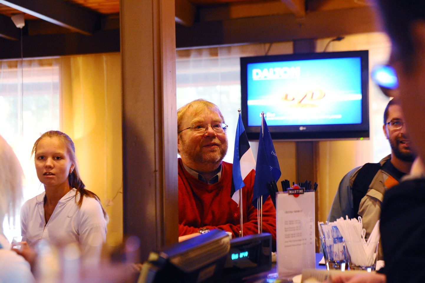 Mart Laar baarileti taga omanimelises kohvikus, mis Tallinnas valimiste eel avati.