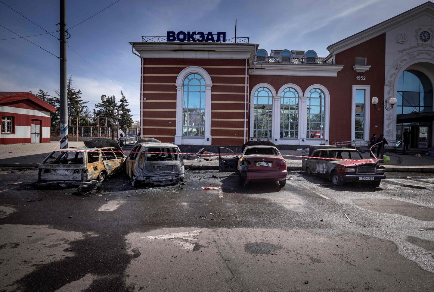 Последствия обстрела вокзала в Краматорске.