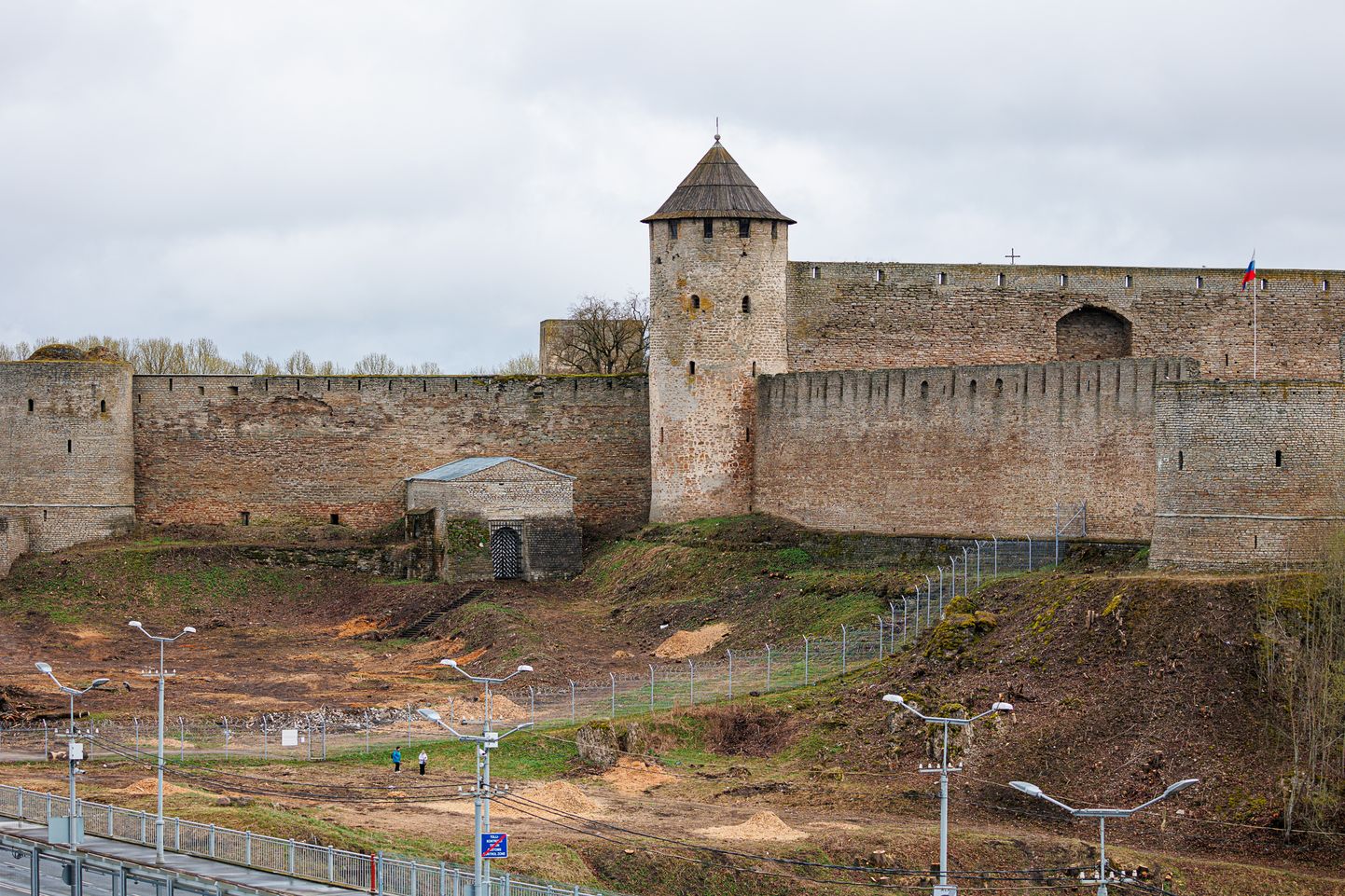 Рядом с Ивангородской крепостью на берегу пограничной реки зачищают территорию, хорошо просматриваемую из Нарвского замка и с Нарвского променада.